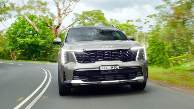 Vue de conduite de l'avant du Kia Sorento PE 2024 facelift