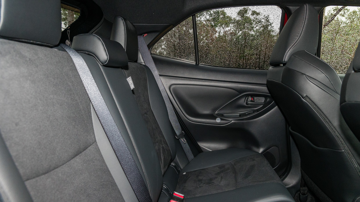 Siège arrière intérieur Toyota Yaris Cross GR Sport hybride 2023