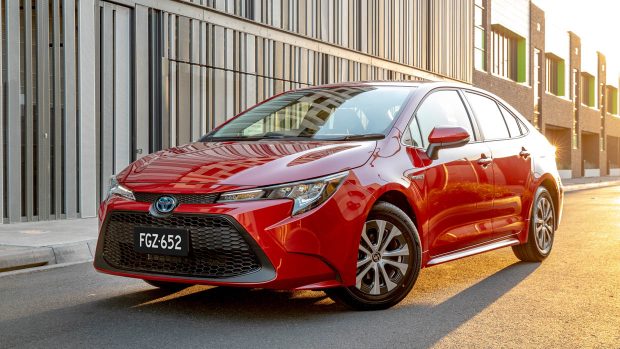 Toyota Corolla Ascent Sport hybride orange avant 3/4 statique 2020