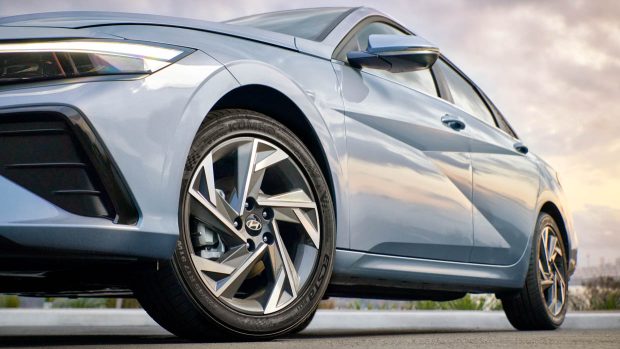 Détail des roues à angle latéral de la Hyundai i30 Berline Premium 2024