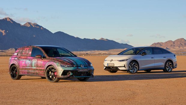 Angle avant statique des Volkswagen ID7 et Golf GTI 2025 avec montagnes