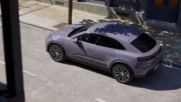 Angle latéral descendant du Porsche Macan 4 EV 2024 statique