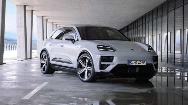 Vue statique 3/4 avant du Porsche Macan Turbo EV 2024