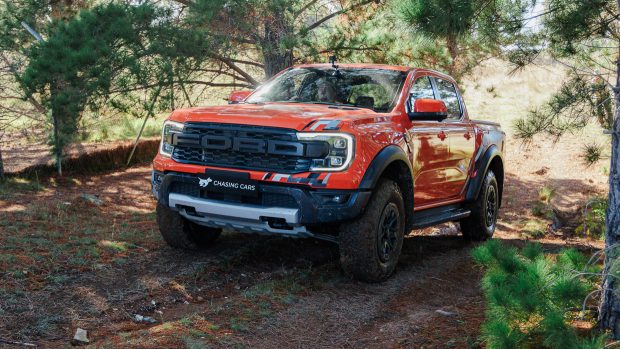 Ford Ranger Raptor 2023 en code orange avec un intérieur en cuir noir