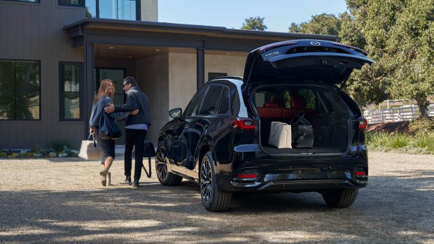 Coffre arrière du Mazda CX-70 2024 ouvert avec des personnes marchant