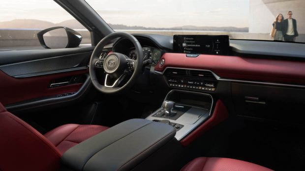 Intérieur bordeaux du Mazda CX-70 2024 avec volant et écran