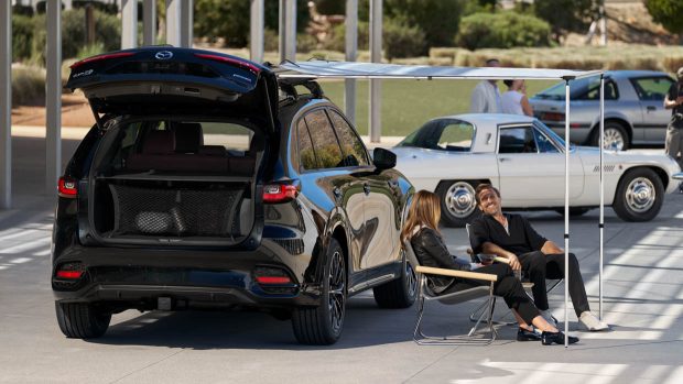 Mazda CX-70 2024 avec auvent latéral et personnes assises
