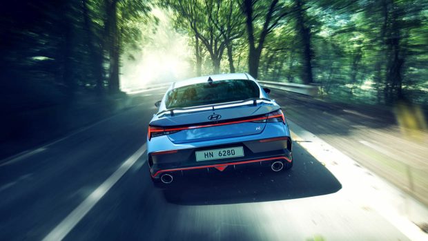 Vue de conduite de l'angle arrière de la Hyundai i30 Sedan N facelift 2024