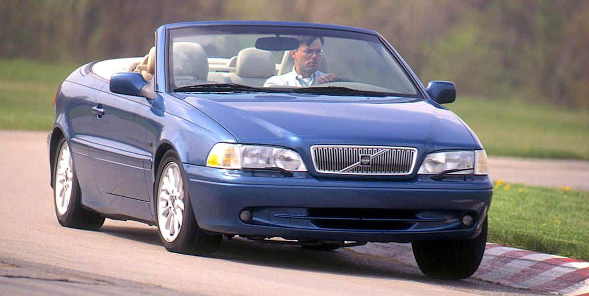 La Volvo C70 Cabriolet 1998 est une voiture en plein air