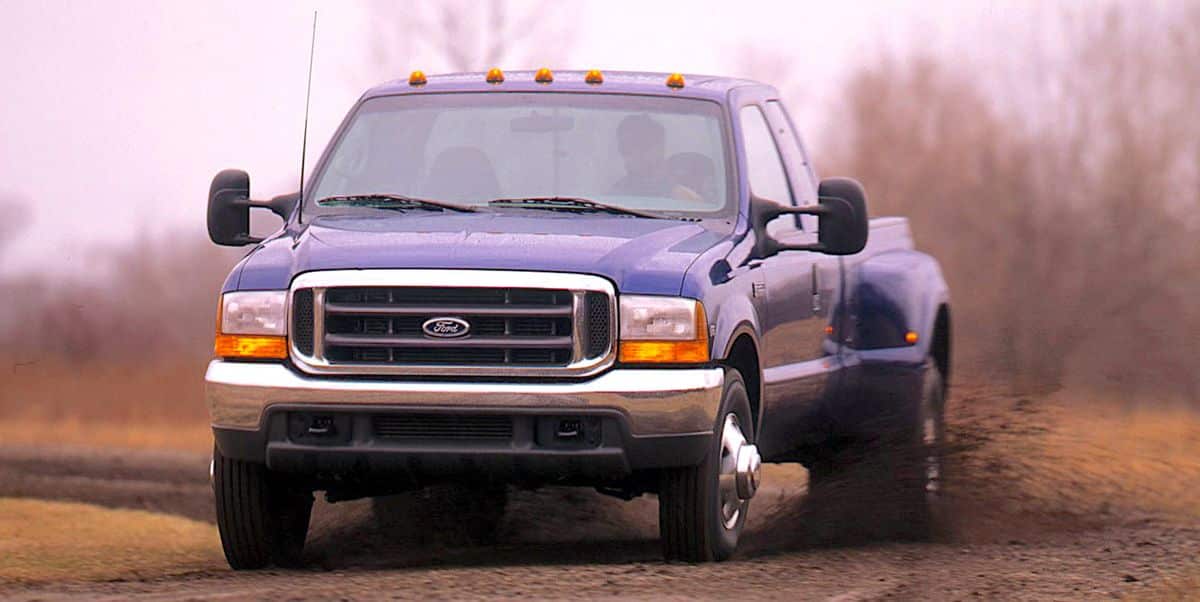 Le Ford F-350 Super Duty SuperCab XLT 1999 est un gentil géant