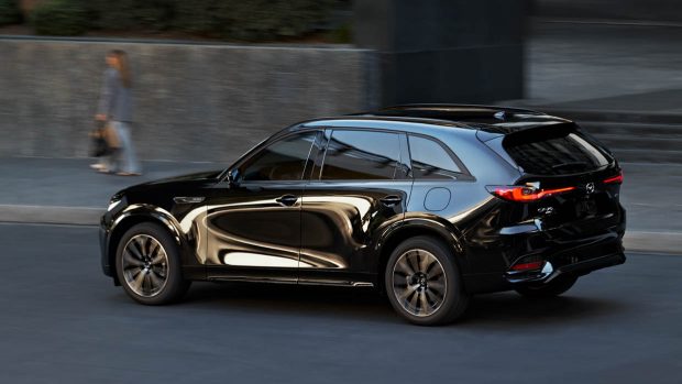 Vue de conduite 3/4 arrière du Mazda CX-70 2024