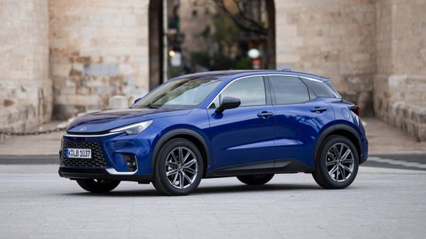 Prise de vue statique d'une voiture bleue à angle latéral Lexus LBX 2024