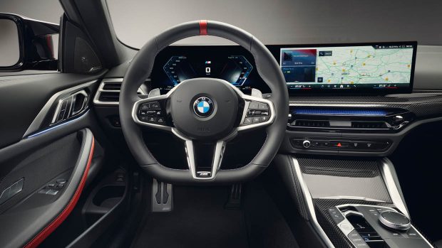 Intérieur de la BMW Série 4 M440i 2024 avec écran incurvé 2