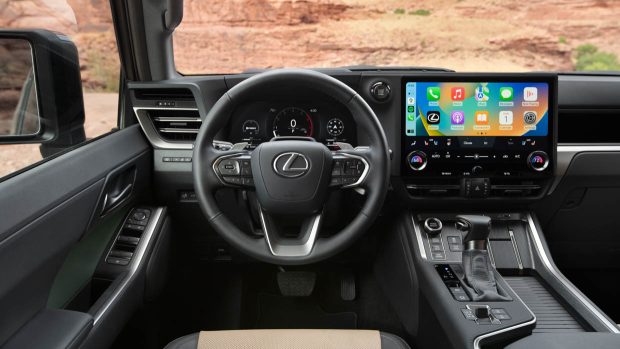 Photo intérieure du Lexus GX 2024 avec écran et volant