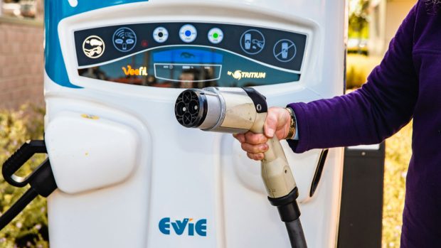 Photos génériques de voitures électriques - chargeur