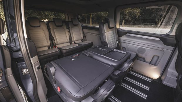 Intérieur de la deuxième rangée du Ford Tourneo 2024 plié