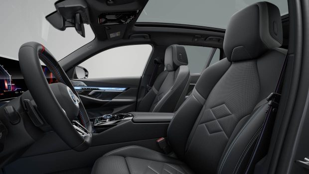 Studio de prise de vue en angle latéral intérieur de la BMW i5 Touring M60 xDrive 2024