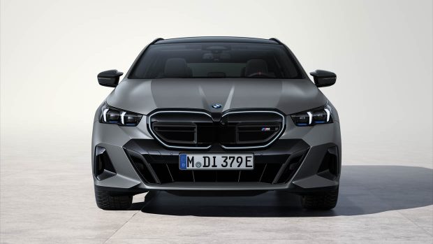 Angle avant statique de la BMW i5 Touring M60 xDrive 2024