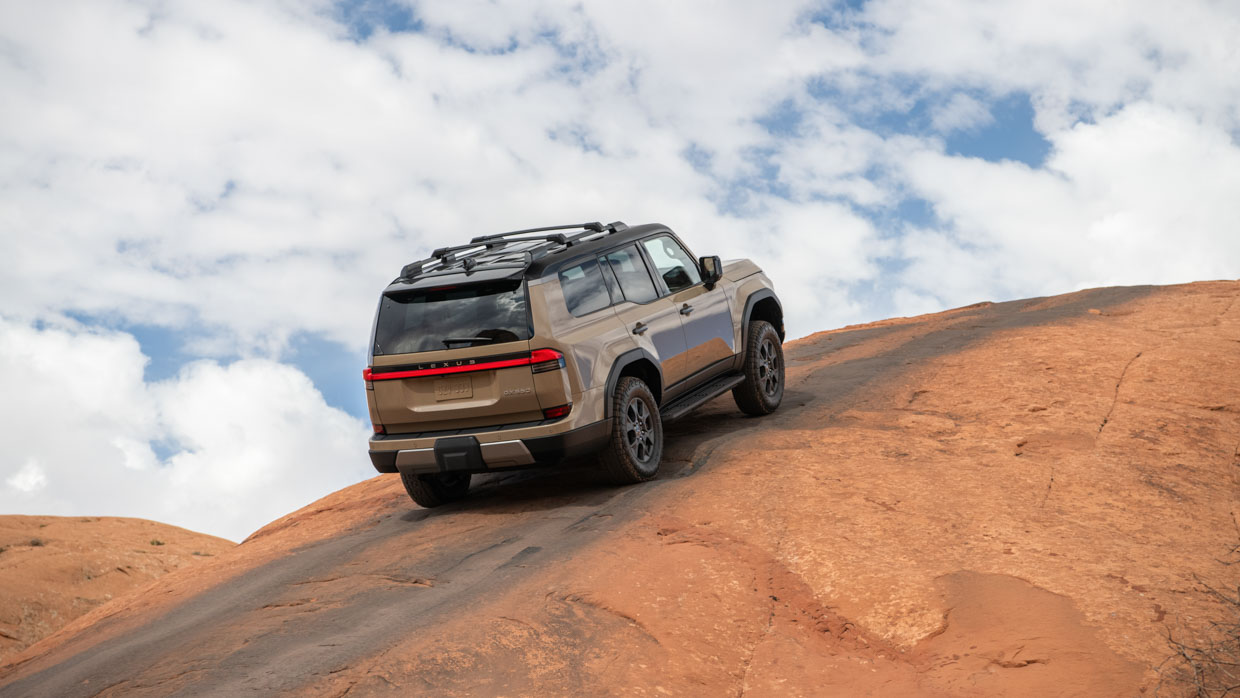Lexus GX550 Overtrail (US) 2024 colline de conduite
