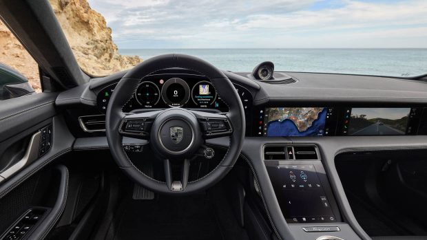 Écrans intérieurs et volant de la Porsche Taycan 2024