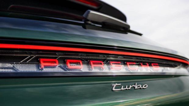 Insigne LED d'éclairage arrière de la Porsche Taycan 2024