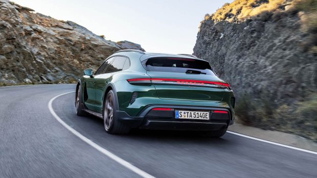 Vue de conduite de l'arrière de la Porsche Taycan Turbo Cross Turismo 2024