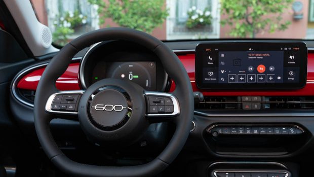 Intérieur de la Fiat 600e édition rouge 2024 avec volant