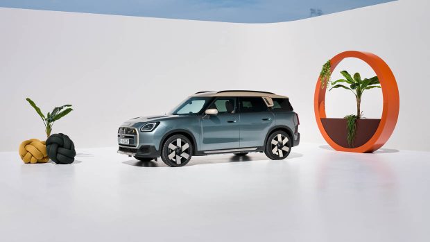 Plan large à angle latéral de la Mini Countryman S 2024 avec fond blanc
