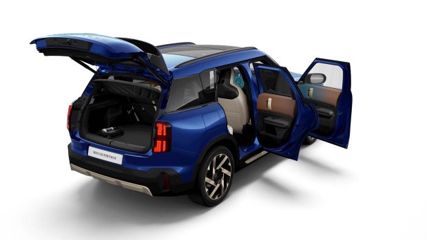 Vue ouverte de la Mini Countryman 2024 portes 3/4 arrière