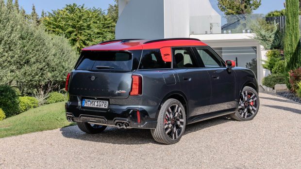Vue statique 3/4 arrière de la Mini Countryman JCW 2024