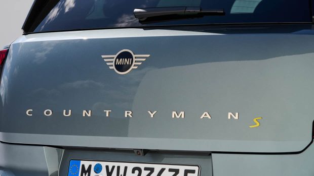 Photo du démarrage de la Mini Countryman S 2024 avec badge