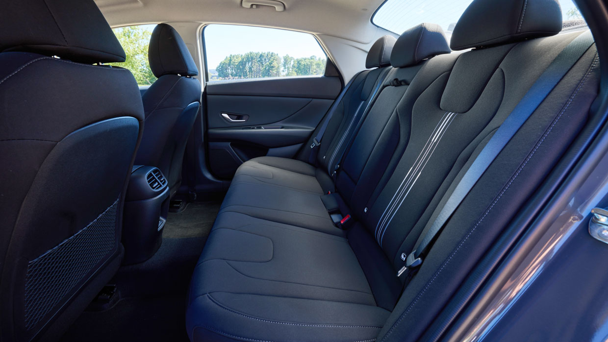 Hyundai i30 Berline hybride 2024 sièges arrière intérieurs