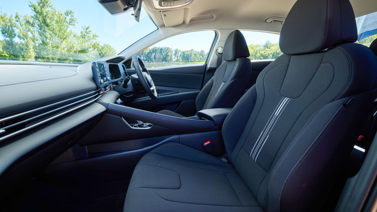 Hyundai i30 Berline hybride 2024 sièges avant intérieurs