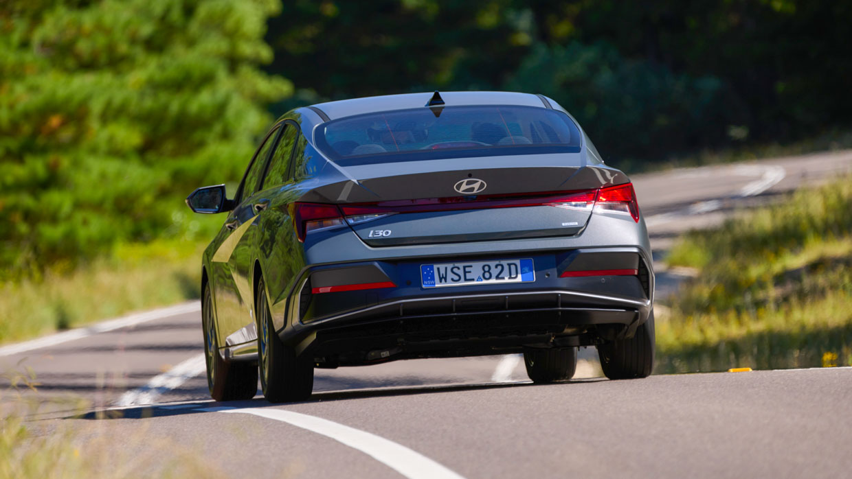 Hyundai i30 Berline hybride 2024 conduite arrière 2