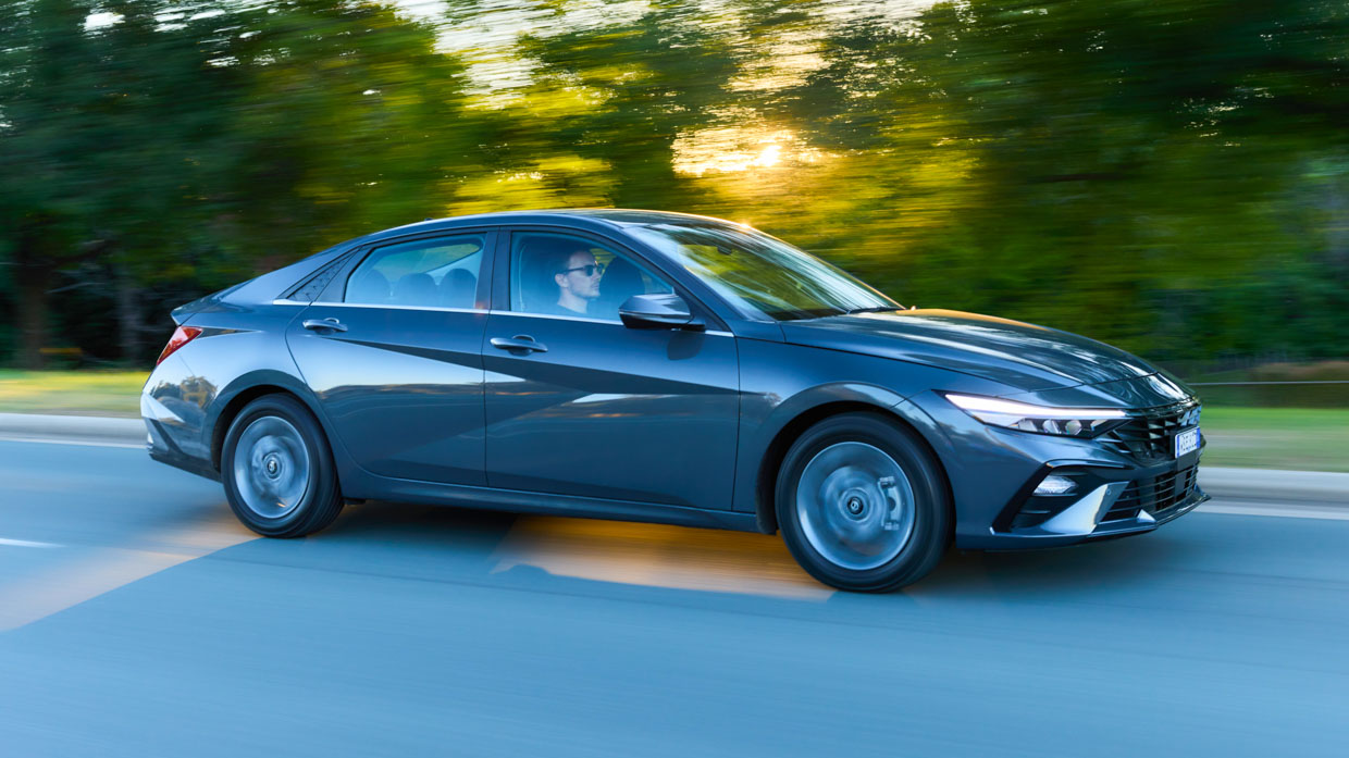 Hyundai i30 Berline hybride 2024 côté conduite