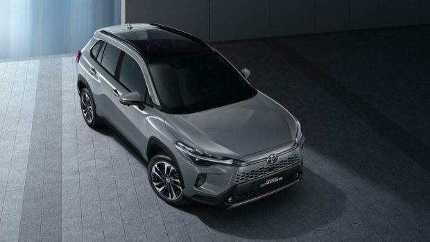 Toyota Corolla Cross 2025 facelift avant 3/4 de haut en bas