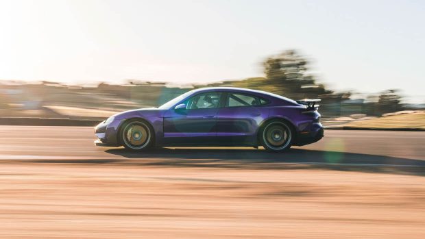 Porsche Taycan Turbo GT 2024 Weissach Violet ciel métallisé conduite à angle latéral