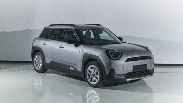 2024 Mini Aceman avant 3/4 plan statique fond blanc