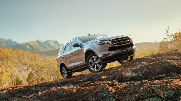 2024 Isuzu MU-X LS-T argent avant 3/4