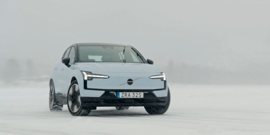 Le Volvo EX30 EV 2025 nous aide à apprendre le film scandinave