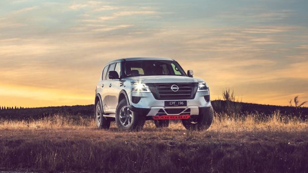 Nissan Patrol Warrior 2024 avant 3/4 statique avec lumières allumées