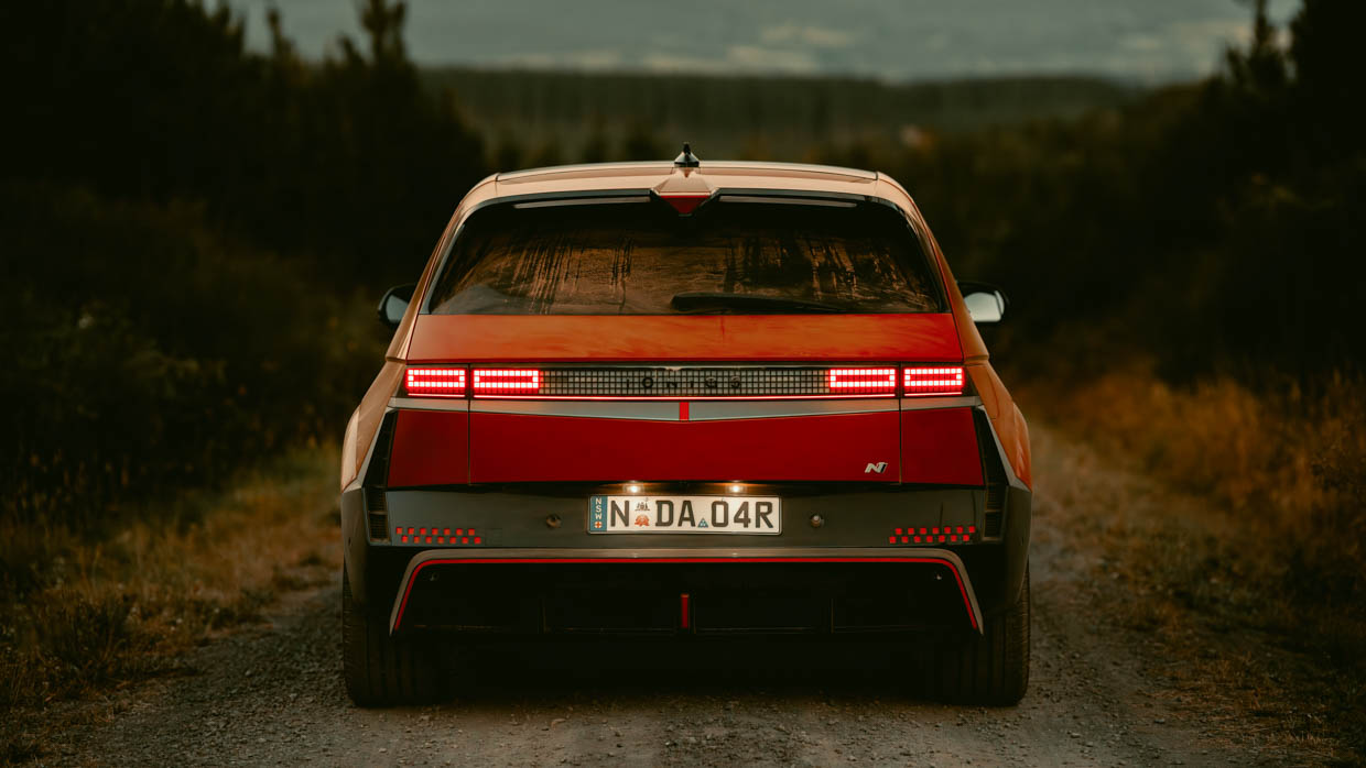 Photo de l'arrière poussiéreux de la Hyundai Ioniq 5 N 2024