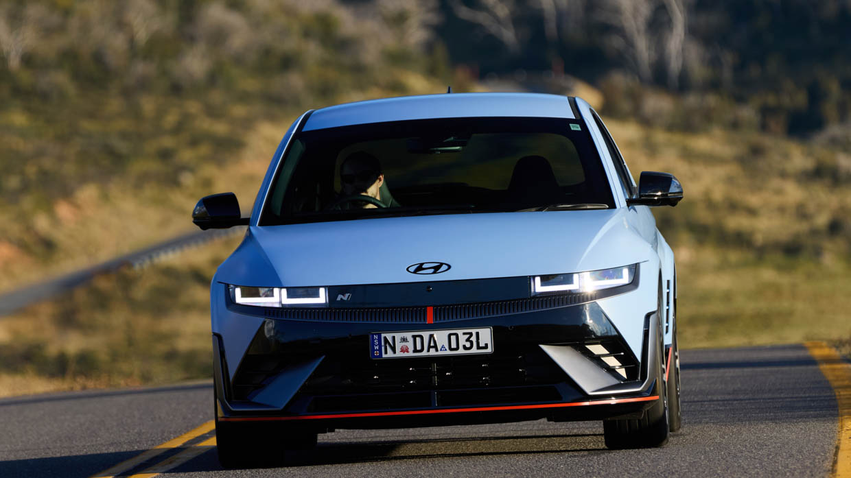 Vue avant de la Hyundai Ioniq 5 N 2024, prise de vue en voiture 2