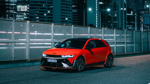 Photo de nuit à angle 3/4 avant de la Hyundai Ioniq 5 N 2024