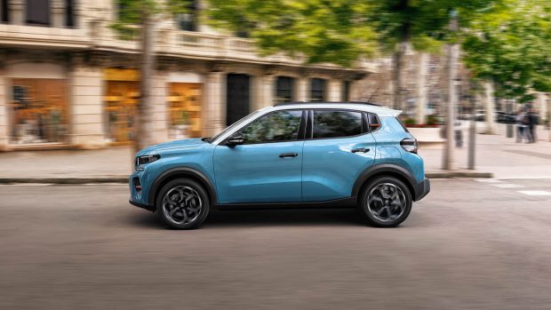 Prise de vue en angle latéral du modèle essence Citroën C3 2024