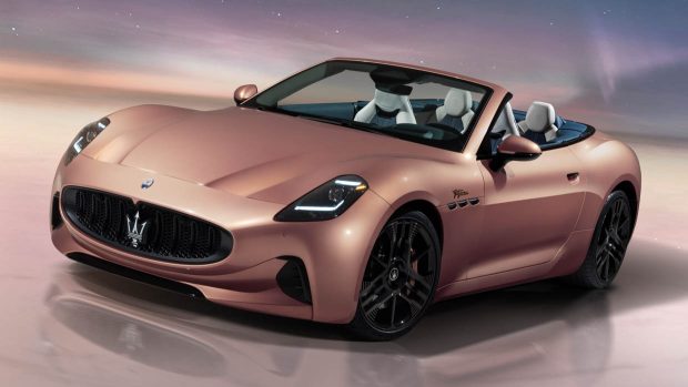 Image 3/4 avant de la Maserati GranCabrio Folgore 2024, de haut en bas