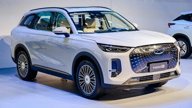 Chery Tiggo 9 PHEV 2024 avant 3/4 sur le stand