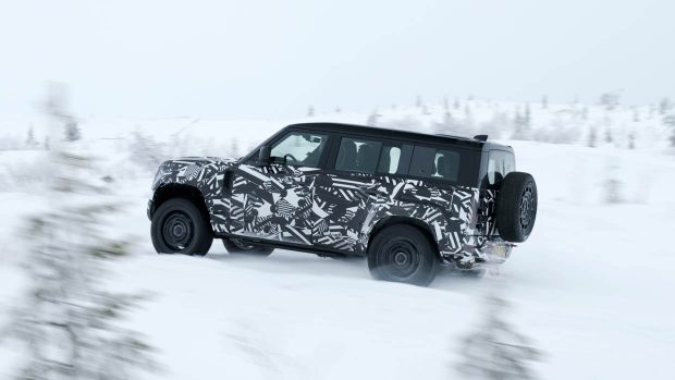 Le prototype Land Rover Defender OCTA 2024 roule sur la neige