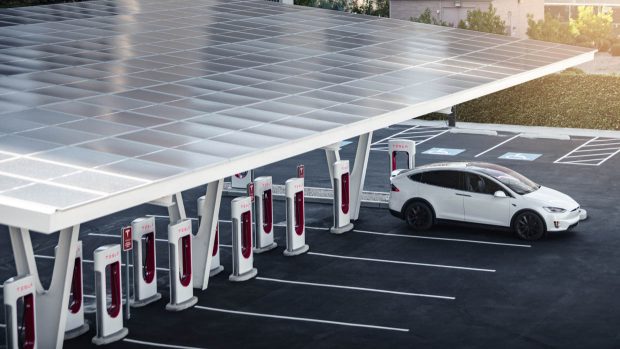 Station de recharge Tesla avec toit
