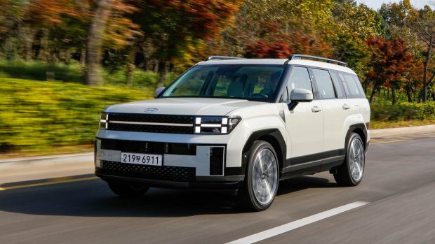 Photo de conduite 3/4 avant blanche du Hyundai Santa Fe 2024